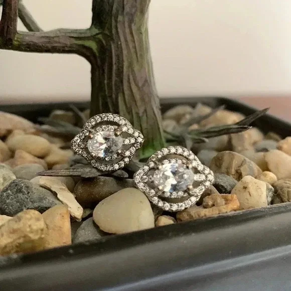 Silvertone earrings - Picture 2 of 6